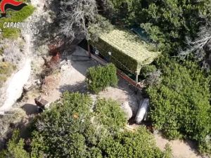Ischia, sequestrato resort abusivo in zona protetta: era mimetizzato tra gli scogli