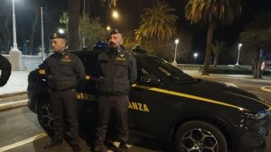 Continua ad aggredire passanti e soccorritori: arrestata la spagnola di 32 anni che girava nuda sul lungomare