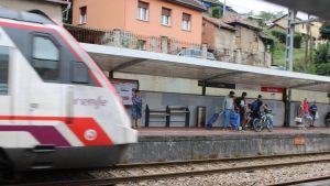 La falta de servicios indigna a los usuarios de la estación de Renfe en Mieres (parada del AVE): 