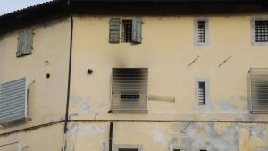 Appicca il fuoco al materasso della sua cella nel carcere di Pordenone: morto detenuto di 19 anni