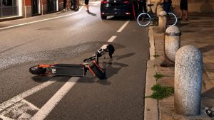 Codogno, perde il controllo del monopattino e sbatte la testa al suolo: 30enne in gravi condizioni