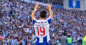 O adepto no centro do jogo