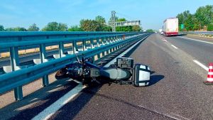 Incidente sulla A21 tra Casteggio e Voghera, morto un motociclista