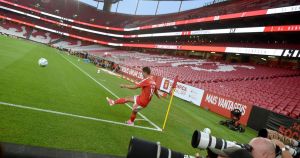 Silêncio, que vai começar um jogo de futebol!