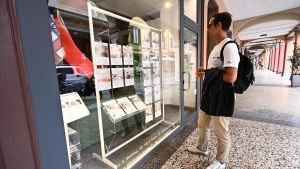 Studenti e affitti, odissea per un tetto a Bologna. Lieve flessione dei prezzi: il nostro viaggio tra centro e periferia