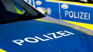 Unbekannte stehlen Abschleppwagen eines Autohauses