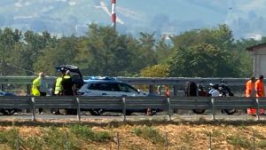 Cade sulla A21 tra Casteggio e Voghera: morto un motociclista