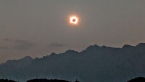 L'eclissi tra gli orsi e il silenzio dei mustang