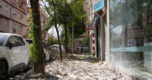 Las imágenes de Granada tras los seis terremotos: escombros y árboles caídos pueblan las calles