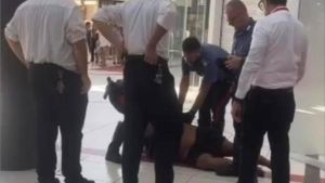 Ruba accessori per centinaia di euro al centro commerciale, poi aggredisce un carabiniere: arrestato 24enne