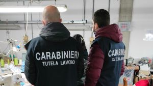 Siena, lavoratore sfruttato per 62 ore a settimana e pagato 800 euro: sequestrata azienda agricola