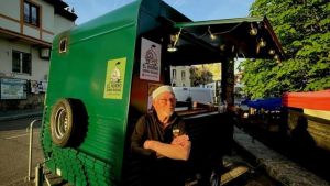 El pizzero británico afincado en Ribadedeva que se lanzó a emprender a los 60 años y que recorre las fiestas de prao de Asturias con un 