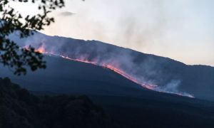 Turist kršil zaporo in se sprehajal po aktivni Etni, ubila ga je strela