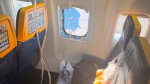 Passagier auf Flug nach Memmingen fast aus Fenster gesaugt: Anwalt plant Klage in Millionen-Höhe
