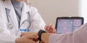 Objets connectés de santé : Pourquoi les soignants ne les adoptent‑ils pas tous de la même manière ?