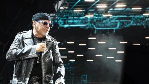 Vasco Rossi, dietro gli insulti del ‘fan’ spunta il travestimento informatico: ora rischia una doppia accusa