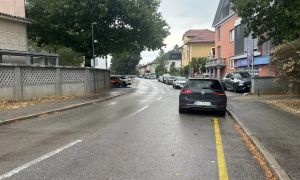 Parkirna stiska v Šiški vse hujša: »Skrbi me, da bo avto povozil mojega otroka«