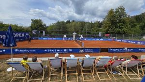 Plötzlicher Regen, hohe Spannung: Überlingen Open starten mit Topspielern und Party-Stimmung