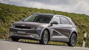 Zwei Männer stehlen Elektroauto im Wert von über 50.000 Euro vom Gelände eines Waldshuter Autohauses
