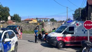 Hospitalizado un motorista herido al ser arrollado por un turismo en la carretera Ribadesella-Llanes, a la altura de Celoriu: 