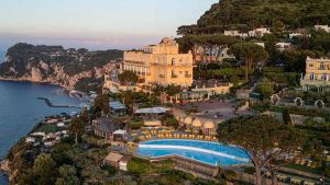 Sta giocando a Monopoli con l'Italia: chi è il guru che scommette sui nostri hotel più esclusivi