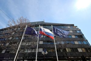 (POGLED) Kolumna Suzane Žilič Fišer: Ne gre več za tekmo med javno in privatno. Če bo javna TV razumela ...