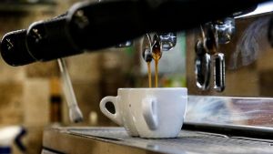 Caffè sempre più caro, ma stavolta la Lombardia frena: Milano 34esima, Varese sul fondo della classifica