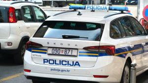 Grupa mladića napala dvojicu državljana Srbije na Pagu
