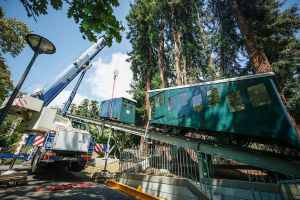 Les cabines du funiculaire à nouveau sur les rails à Pau