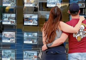 Éxodo juvenil en busca del bienestar