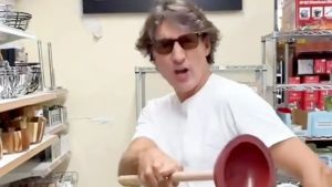 Justin Trudeau et le débouchoir de toilette