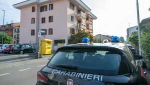 La lite e la vendetta nella notte: ventenne spara al padre del rivale, fermato per tentato omicidio