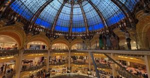 Ícone em Paris, Galeries Lafayette ganha novo bistrô e farmácia renomada