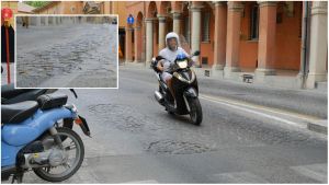 Basoli ricoperti dall’asfalto. Il centrodestra non fa sconti: “Un altro scempio del Comune di Bologna”