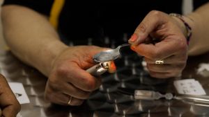 Crack, la droga generazionale: costi (illusoriamente) bassi, schiavitù facile e profitti alti: ecco perché dilaga tra Gen Z e Millennials