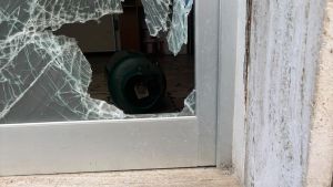 Spaccata all’Emporio Solidale. Una bombola contro la vetrina: 
