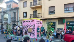 Once carrozas para despedir San Roque en Tineo: de los antiguos oficios asturianos a la ‘casita’ de Bad Bunny