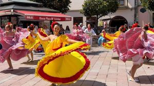 Ribadesella se llena de sones y bailes con el Festival de folclore internacional de la villa