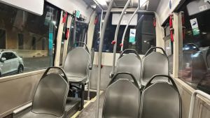 L’odissea degli autobus di notte, tra sedili vuoti e disservizi. “Guido, ma non c’è nessuno”