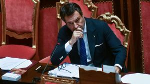 Non c’è pace per la Lega. Salvini sceglie il silenzio. Ma la base chiede la svolta