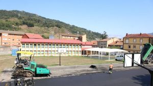Lena repara el patio del colegio de Campomanes y exige al Principado que construya una cubierta: 