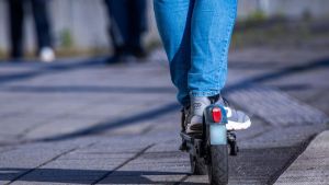 Fußgänger-Schreck auf zwei kleinen Rollen: Dürfen E-Roller überhaupt in die Innenstädte?