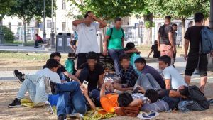 Volontari e migranti minacciati in piazza Libertà, raccolgono 4.000 firme per la sicurezza