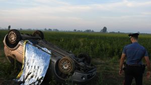 Villanterio, auto si ribalta in un campo: morto un 32enne