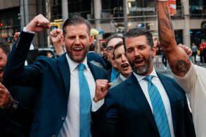 Los Trump se frotan las manos con la licencia bancaria