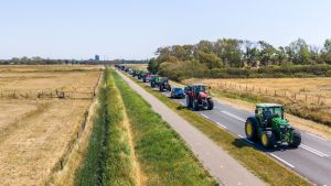 Nieuw stikstofprotest op komst in Drenthe: boeren trekken woensdag langs alle twaalf provinciehuizen