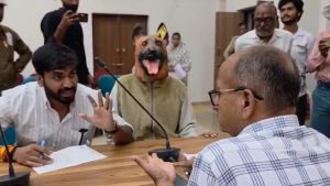 Man dressed as dog protests stray dog menace in Khandwa's Jan Sunwai - Watch viral video