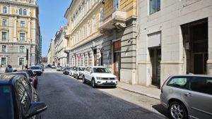 Trieste, un’altra rapina in centro: aggredito e derubato un quarantaseienne triestino in via Galatti