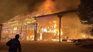 Lagerhalle südlich von Kreuzlingen brennt komplett nieder. 100 Einsatzkräfte bekämpfen die Flammen
