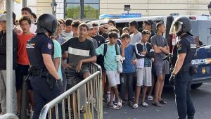 El Gobierno compagina la acogida de los menores con la agilización de las expulsiones para resolver la crisis de Ceuta